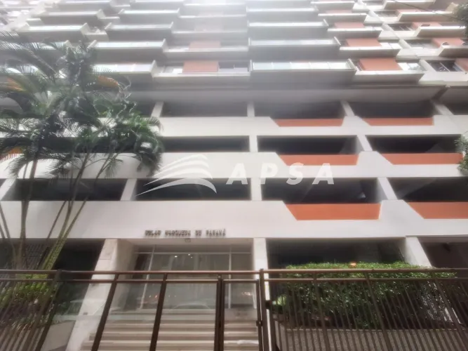 EM EXCELENTE LOCALIZAÇÃO APARTAMENTO DE FUNDOS, SILÊNCIOSO, CLARO E AREJADO, PINTURA NOVA,