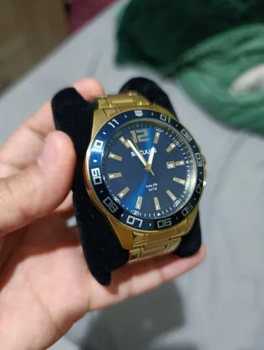 Relógio Seculus masculino dourado fundo azul na caixa