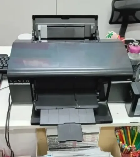 Impressora Epson L805 com pequeno defeito