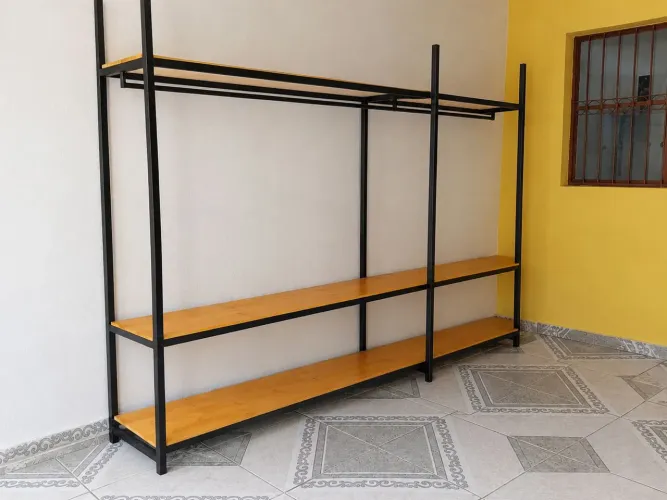 Vende-se Closet Industrial Sob Medida - 3 Metros, com Cabideiro e Prateleiras