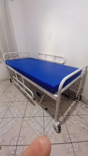 Cama hospitalar, duas manivelas, semi nova com colchão. E pedalinho bike ergométrico.