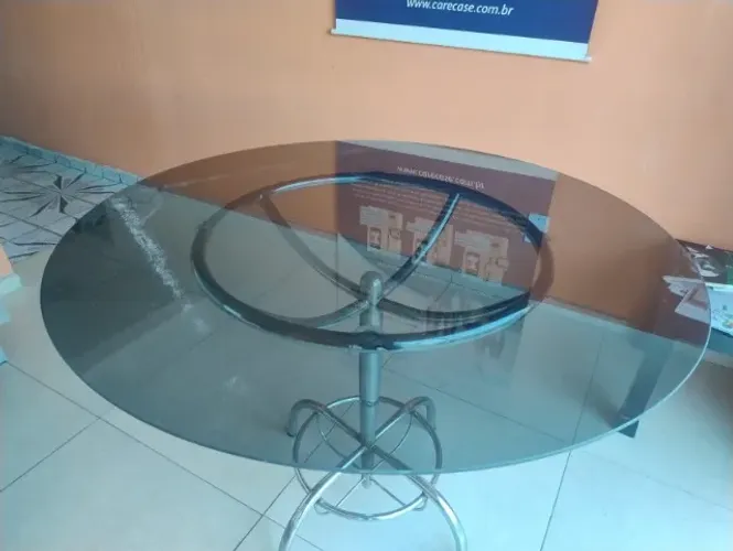 MESA EM VIDRO FUMÊ 1,6M COM SUPORTE CROMADO