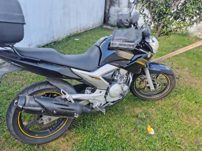Fazer 2011 250cl ....72mil km. 12.000$ *)
