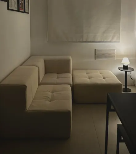 Sofá na Caixa modular 2 lugares - 1 Braço com Apoio de pé
