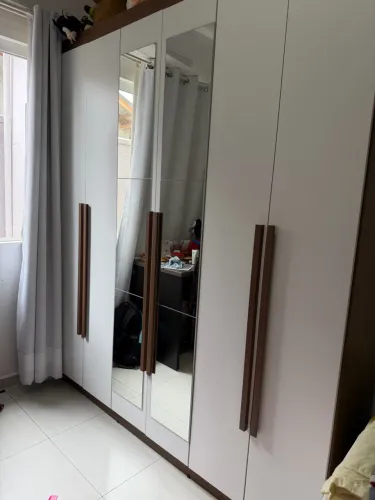 Guarda roupa 6 portas com espelho 