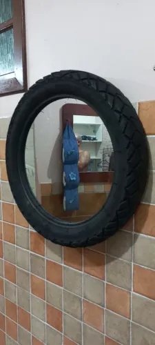 Espelho decorativo em pneu de moto