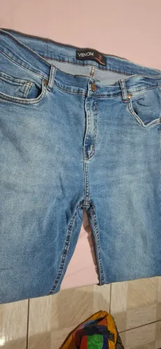 calças jeans marca venom tamanho 42 e 4camisetas G