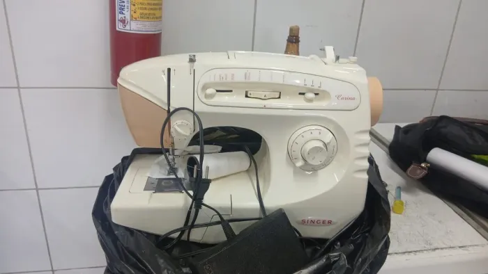 Vendo Máquina de Costura Singer Carina