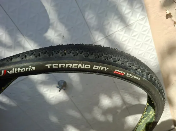 Pneu Vittoria Terreno Dry 700x47 'meia vida' para gravel. Aceita tubless