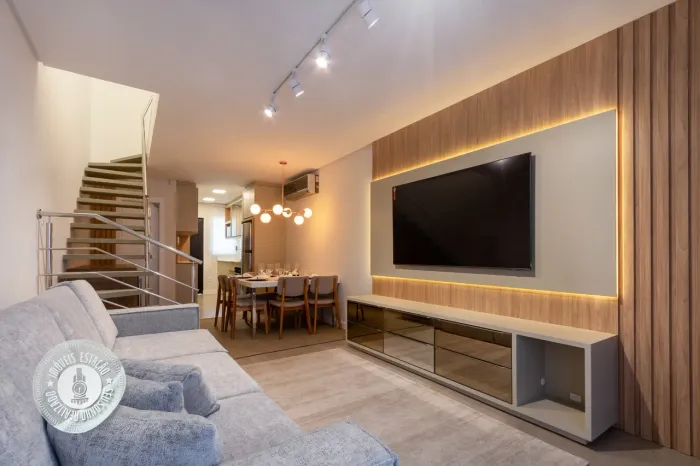 SOBRADO NOVO E TOTALMENTE MOBILIADO PRÓXIMO À VILA GERMÂNICA!