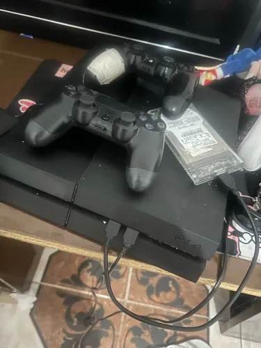 PS4 desbloqueado, 2 controles originais
