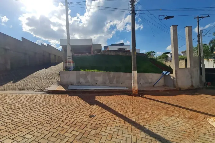 "Chácara de Luxo: Casa Moderna em Santo Antônio"