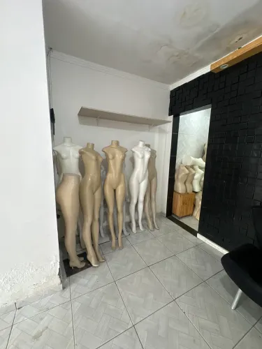 Vende-se estrutura e equipamentos para loja de roupa..