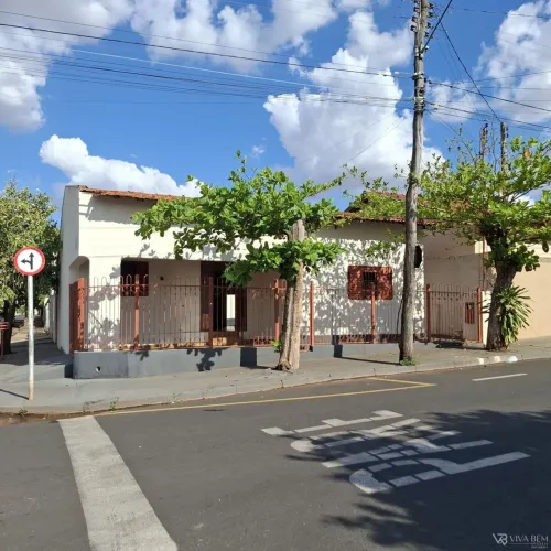 Casa com 3 Quarto(s) e 1 banheiro(s) para Alugar, 70 m² por R$ 1035 / Mês