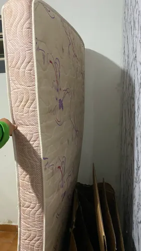 Vende-se colchão de solteiro seminovo