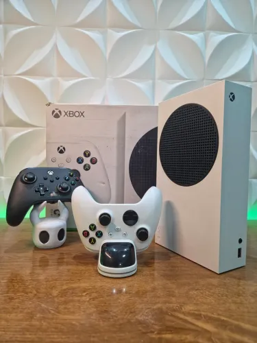 XBOX SERIES S + 2 CONTROLES + BASE CARREGADORA
