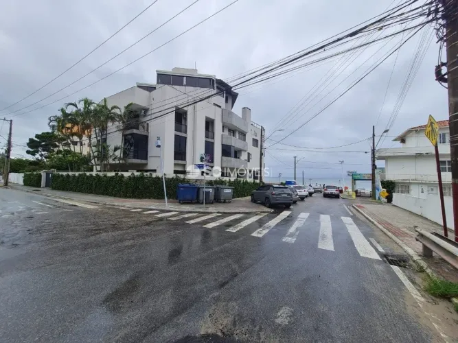 Apartamento em condomínio frente mar