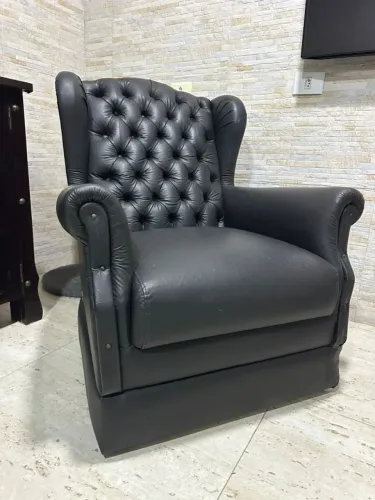 Poltrona Sierra - Estilo Chesterfield em Courino Preto