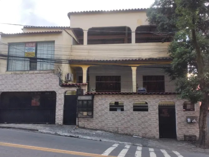 Vendo prédio com 2 casas e um ponto comercial