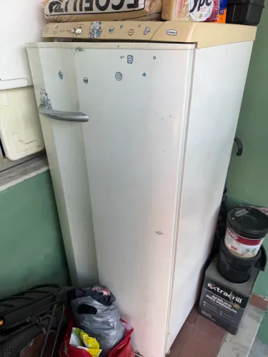 uma Electrolux antiga de 1 porta