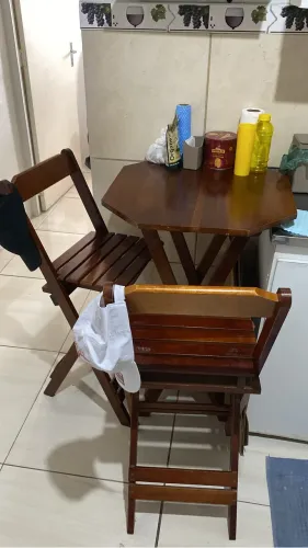 Mesa de madeira, tipo barzinho.