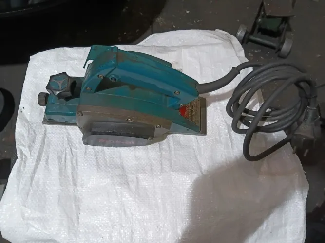 Plaina elétrica Makita 
