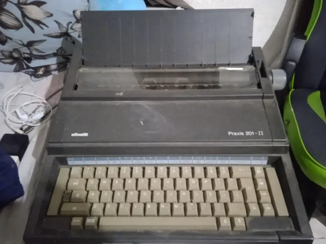 Máquina de escrever praxis 201-2