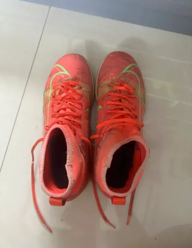 CHUTEIRA NIKE MERCURIAL COM BOTA