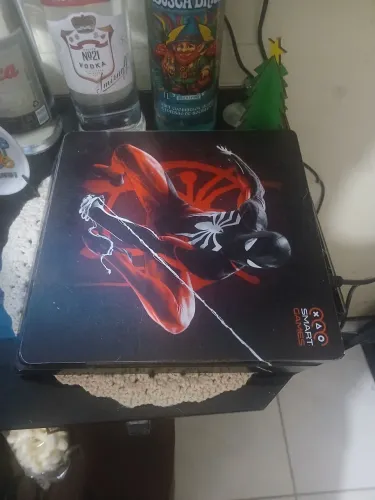 Ps4  de 1 terá ( 1 controlhe original e 1 paralelo )