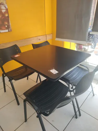 Mesa com cadeiras para bar, restaurante e lanchonete 