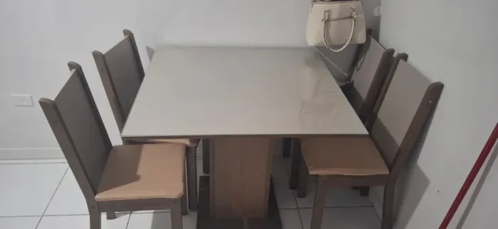 mesa de jantar com 4 cadeiras