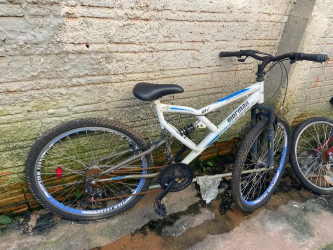 Vende-se bicicleta aro 26 com suspensão dianteira e traseira.