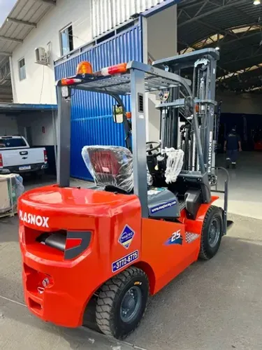 Empilhadeira Plasnox-Triplex 6 mts 