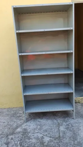 Estante em aço
