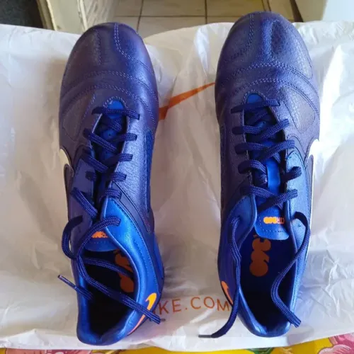 Chuteira NIKE - COR AZUL