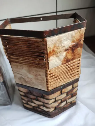 Par de abajur em metal e papel especial
