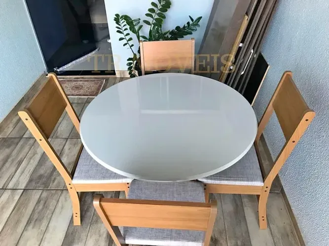 Mesa redonda com quatro cadeiras nova