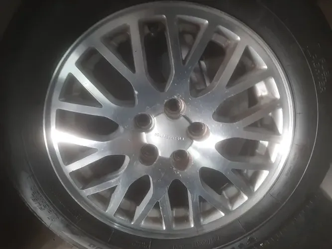 Roda aro 15 Subaru Legacy prata com diamantado 5x100