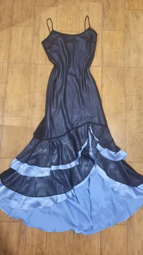 Vestido de festa preto e azul com babado 