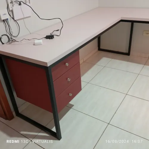 Mesa em L com gaveteiro