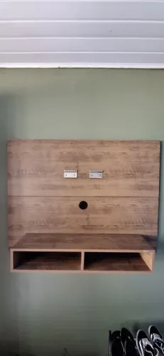 Painel de TV com suporte e nichos novinho!