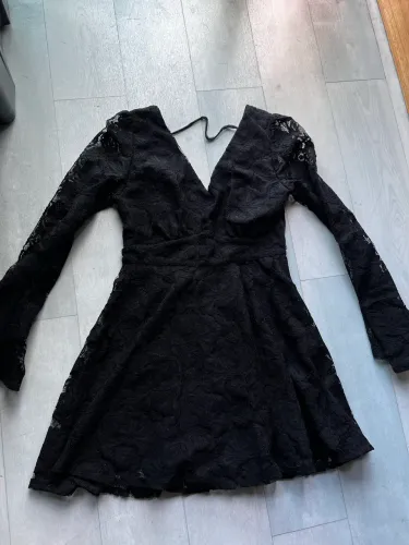 Vestido preto de renda Myth