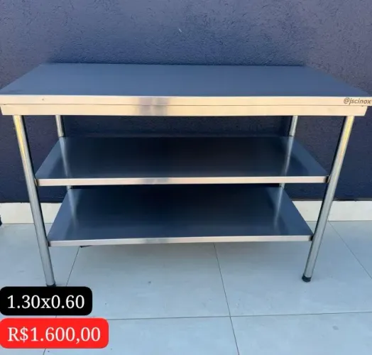 Mesa com paneleiro duplo liso em aço inox.