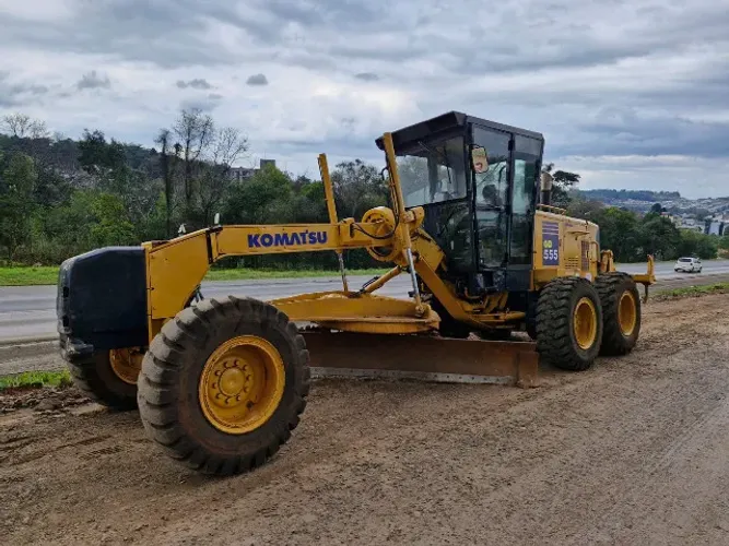 Motoniveladora Patrola komatsu GD555 ano 2009