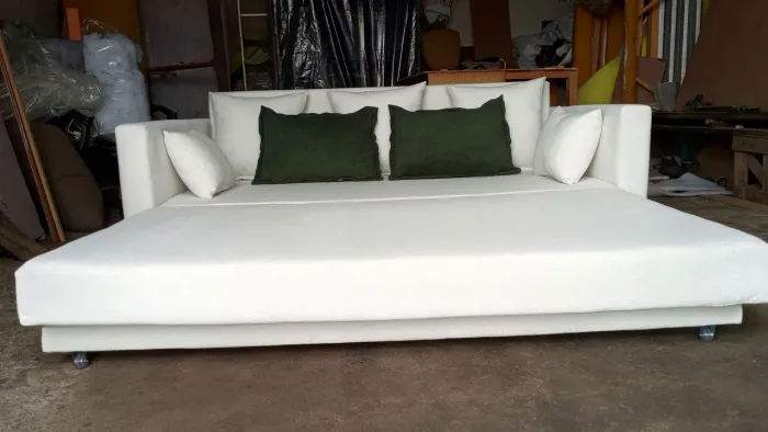 Sofá cama moderno branco com almofadas