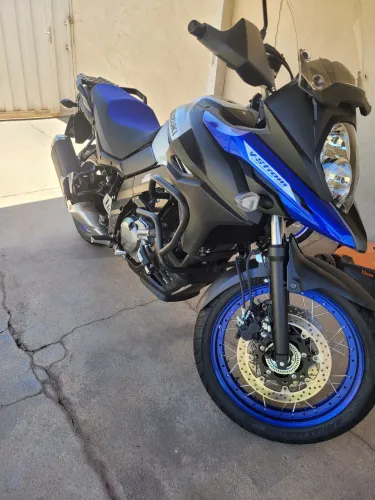 Vendo Vstrom 650xt zera, com apenas 75km.