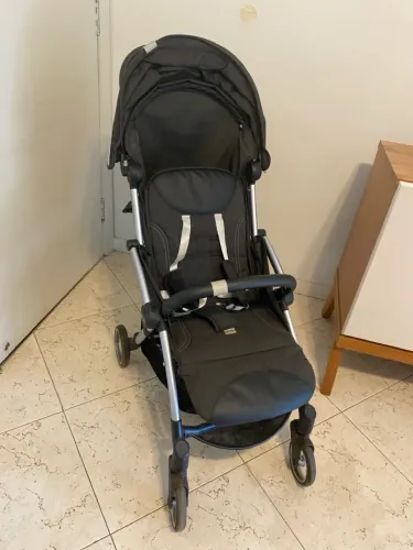 Carrinho de bebê da Chicco com fechamento automático 