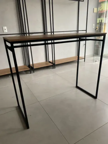 Mesa de centro para loja com arara