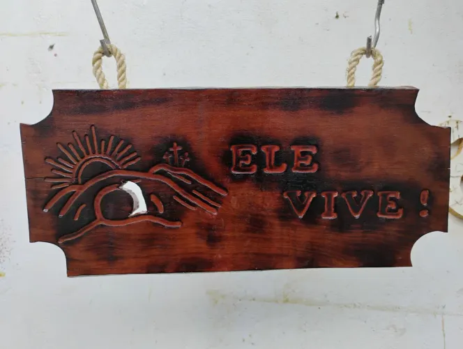 Placa Decorativa Ele Vive