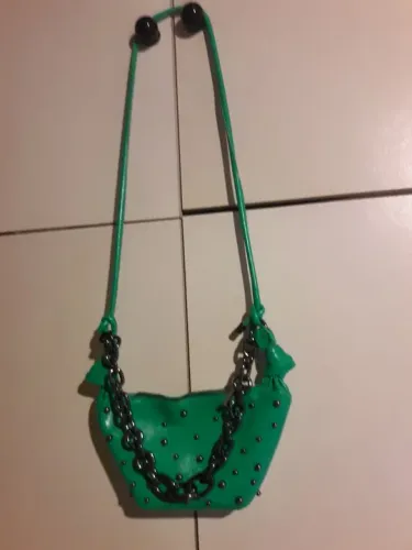 Bolsa de Ombro Verde com Detalhes em Metal